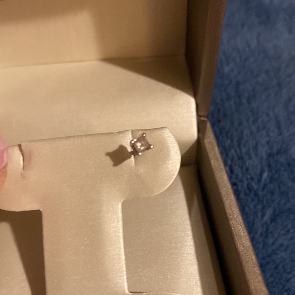 Real diamond stud earring - Picture 3 of 3